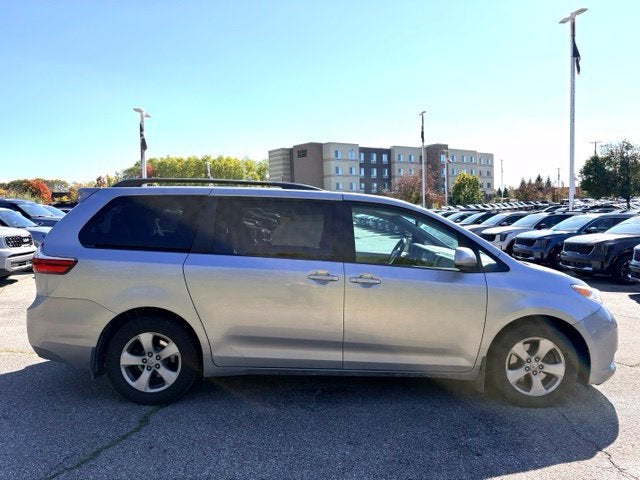2017 Toyota Sienna LE