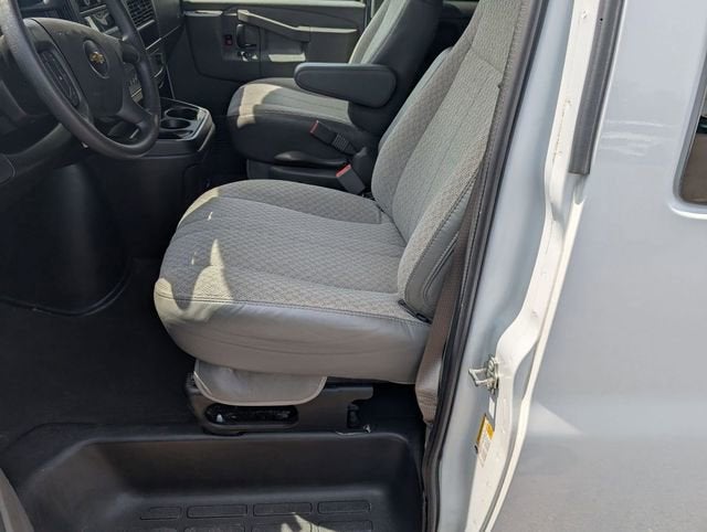 2025 Chevrolet Express Passenger 1LT