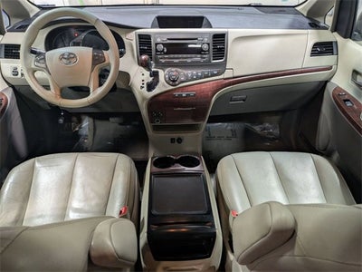 2013 Toyota Sienna XLE V6 8 Passenger