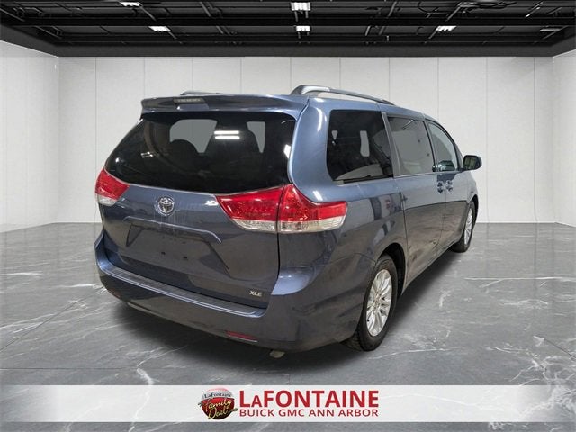 2013 Toyota Sienna XLE V6 8 Passenger