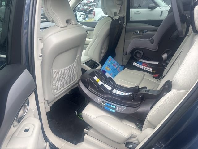 2022 Volvo XC90 T5 Momentum 7 Passenger