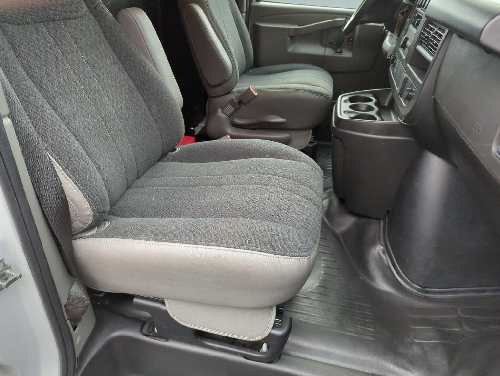 2025 Chevrolet Express Cargo WT