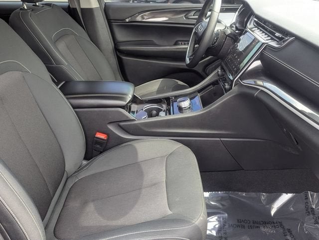 2023 Jeep Grand Cherokee Laredo 4x4