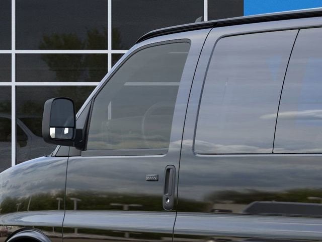 2025 Chevrolet Express Passenger 1LT