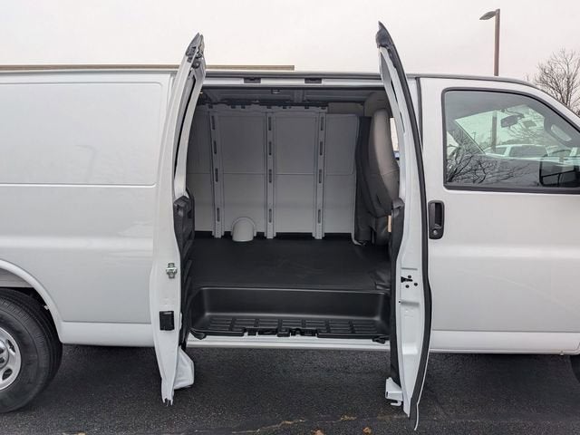 2025 Chevrolet Express Cargo 3500 WT