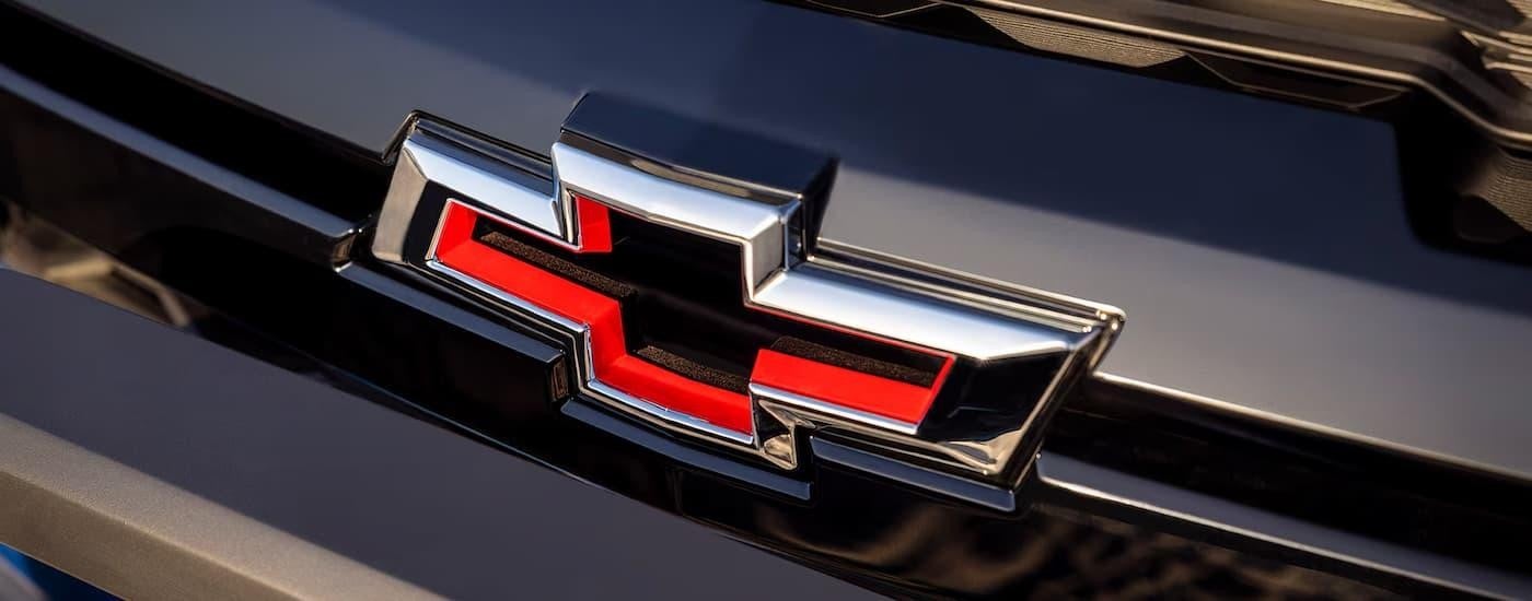 Chevy bowtie badge on a grey 2025 Chevy Colorado